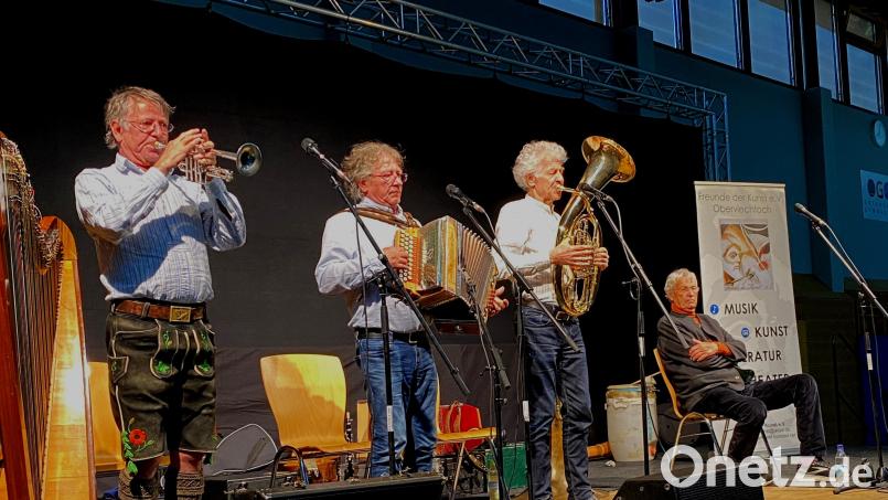 &quot;Stofferl&quot;, Karl und Michael Well begeistern mit ihrem Repertoire. Dann kommt Gerhard Polts Einsatz. Bild: Völkl