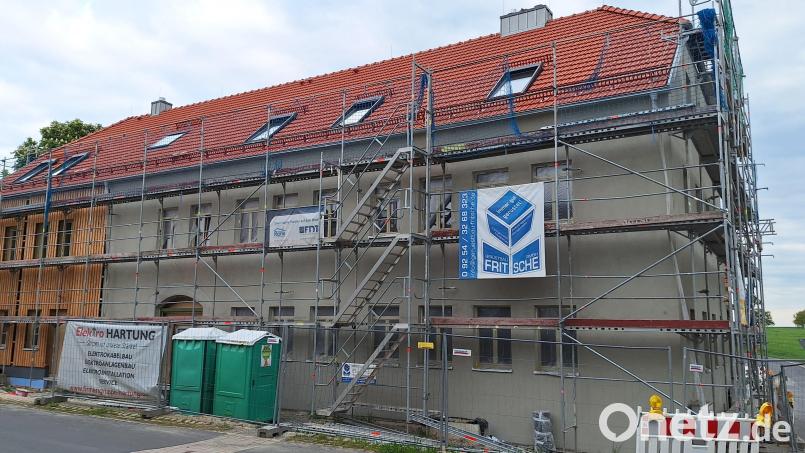 Außen gibt es am Neubau der Metzgerei und Gastwirschaft in Premenreuth aktuell nur wenig Fortschritt. Grund dafür sind Arbeiten im Inneren der Gebäude. Bild: fks
