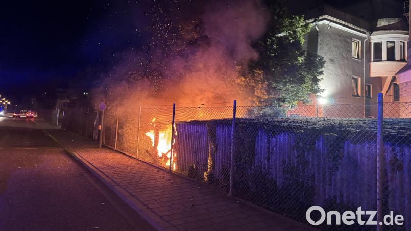 Die Feuerwehr verhindert bei einem Garagenbrand in der Nacht zum Sonntag in Regensburg Schlimmeres. Bild: Berufsfeuerwehr Regensburg