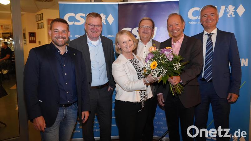 Die Amberger CSU stellt sich neu auf: Stadträtin Susanne Herding neue Kreisvorsitzende. Ihr Vorgänger, Thomas Bärthlein, (Zweiter von rechts) erntete viel Dank für sein Engagement. Bild: Jürgen Bauer