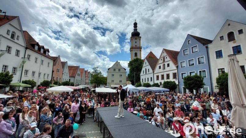 Tausende Besucher strömten am Sonntag zum Jubilatemarkt in Weiden. Markus Pleyer moderierte die Modenschau. Bild: Kunz