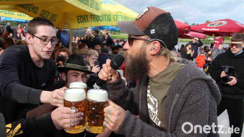 &quot;Bbou&quot; ging auch schon mal von der Bühne, um mit seinen Fans auf ein Bier anzustoßen. Bild: kro