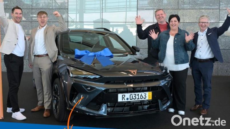 Bei der Übergabe des Cupra Formentor e-Hybrid in Wolfsburg freuen sich (von rechts) Klaus Wild, Gewinnerin Doris Meyer mit ihrem Mann aus Hirschau, Johannes Hartinger und Markus Eichenseer. Bild: Joachim Busch