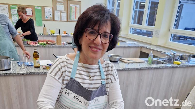 Dina Bayoud-Kohls Arabisch-Kochen-Kurse an der Volkshochschule Schwandorf sind regelmäßig ausgebucht, manche Teilnehmer kommen seit 30 Jahren. Bild: Thomas Dobler