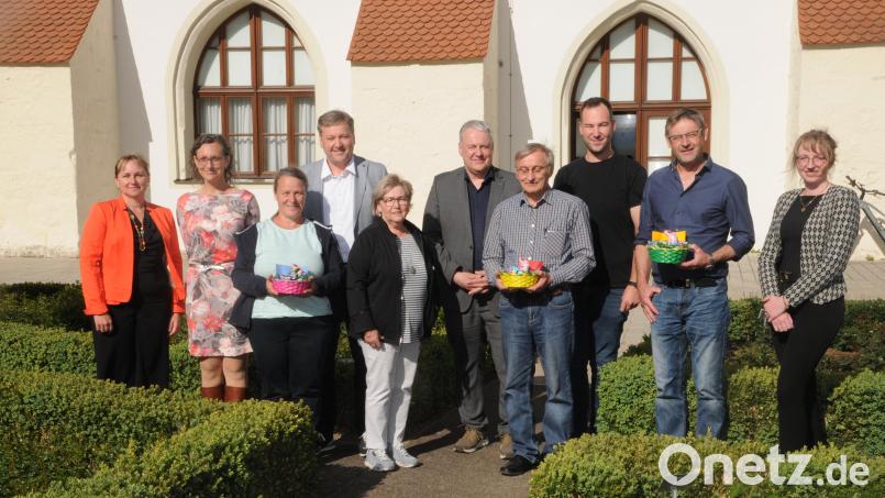 Im Rosengarten des Landratsamtes präsentieren sich die Gewinner des Osterbrunnen-Wettbewerbes mit den Organisatoren von Landkreis und AOVE. Bild: ge