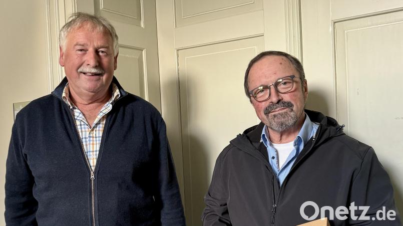 Winfried Hecht (links) war Wasserwart der Stadt Bärnau und ist seit Anfang des Jahres in Ruhestand. Im Mai wurde er offiziell verabschiedet. Rudolf Schmid ist ehemaliger Stadtrat der CFWG-Fraktion und verließ das Gremium kürzlich auf eigenen Wunsch. Auch er wurde im Mai verabschiedet. Bild: Susanne Forster