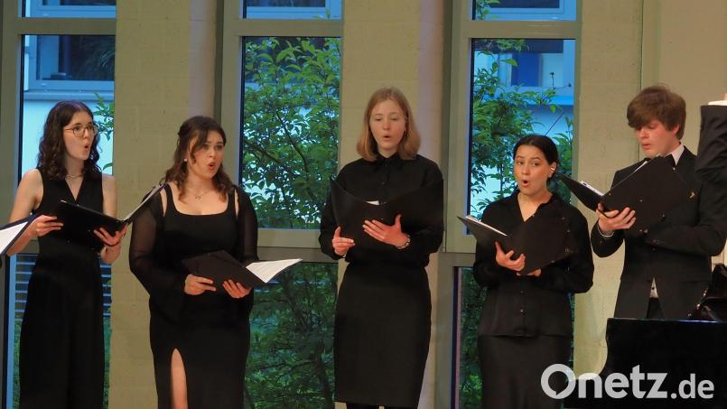 Ein Chor singt beim Festakt beim Geburtstag der Musikfachschule Sulzbach-Rosenberg. Bild: Frank Ebel