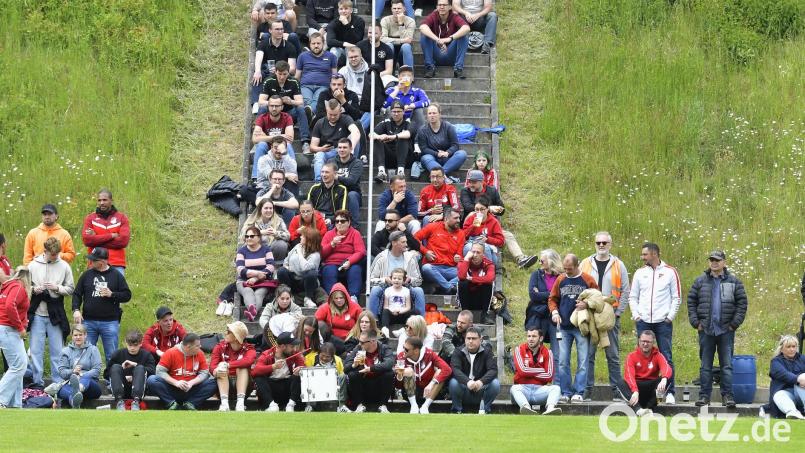 Prächtige Zuschauerkulisse bei einem Relegationsspiel in Seugast: Am Sonntag sind zwei Spiele geplant, vielleicht braucht es sie aber doch nicht. Bild: Hubert Ziegler