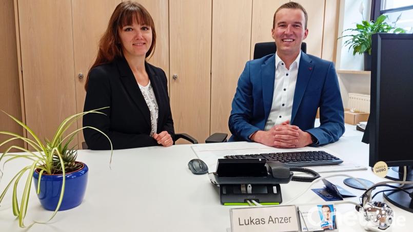 Cornelia Wöhrl und Lukas Anzer ist Nachfolger von Cornelia Wöhrl und übernimmt die Leitung der Raiffeisenbank Waldershof. Bild: Oswald Zintl