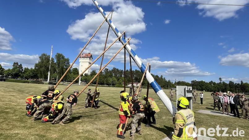 Kräftig anschieben mussten die amerikanischen Soldaten sowie die Deutschen Feuerwehrleute um den Partnerschaftsbaum in die Höhe zu bringen. Bild: mor