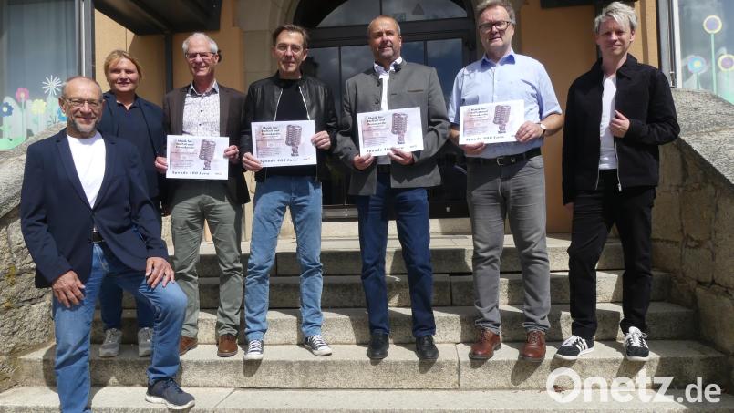 Karl Lorenz, Angelika Denk (links) und Markus Engelstädter (rechts) übergaben das Spendenergebnis der Aktion &quot;Demokratie leben&quot; an die Leiter der Eschenbacher Schulen (von rechts: Wolfgang Bodensteiner, Bernhard Miedl, Andreas Demleitner und Martin Meier). Bild: rn