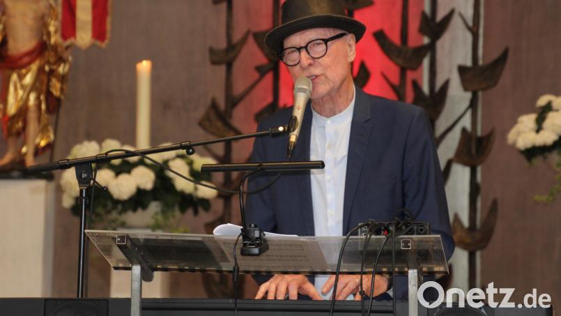 Siegfried Fietz, in wenigen Tagen wird der 79 Jahre alt, in seinem Element. Er konnte die Konzertbesucher begeistern und mitnehmen. Bild: kro