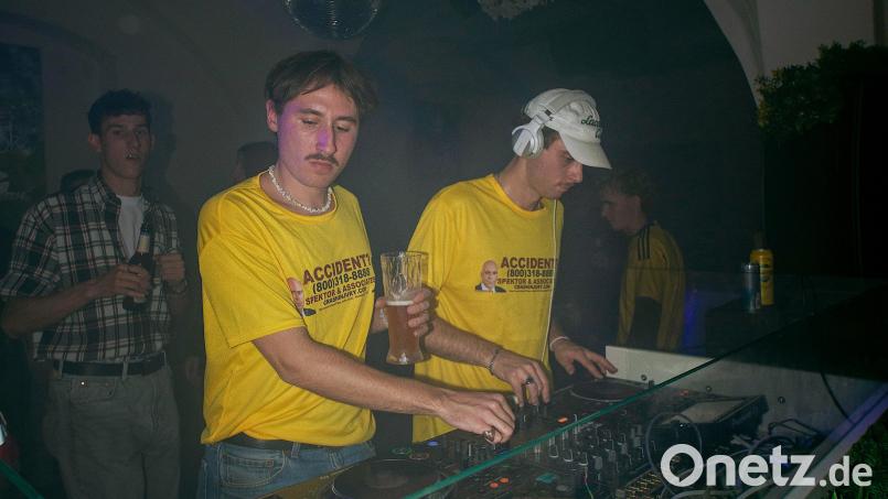 Ferdinand Winter und Christoph Prange vom DJ-Kollektiv &quot;Tanzdirektion Süd&quot;. Bei einem Auftritt in der Amberger Bar &quot;UNS&quot; hat die Gruppe über 2000 Euro an Spenden gesammelt. Bild: Olivia Rabe