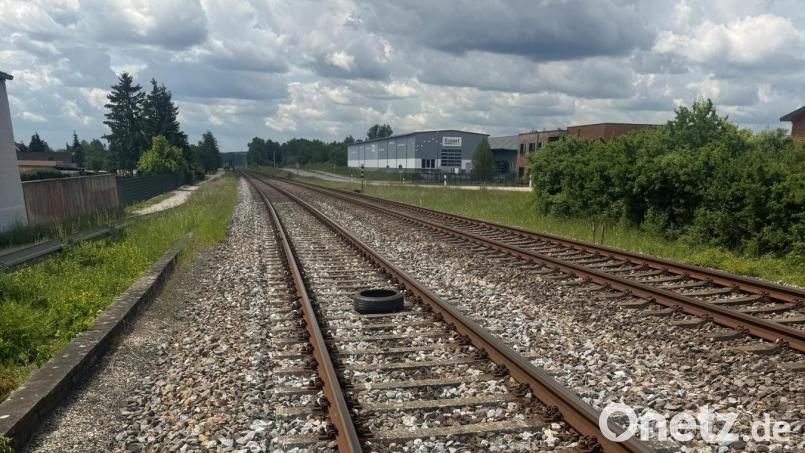 Im Gleisbereich kurz vor dem Schwarzenfelder Bahnhof lag dieser Reifen im Gleisbett. Bild Deutsche Bahn AG