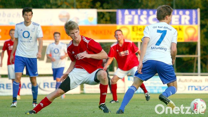 Eine Szene aus dem August 2013: Der damalige Etzenrichter Spieler André Biermeier (Mitte) kämpft gegen einen Bad Abbacher Akteur um den Ball. Archivbild: war