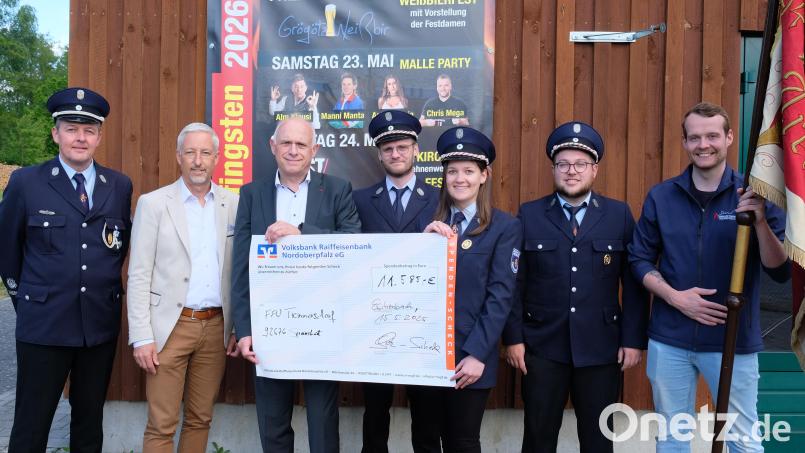 Bei der Überreichung des symbolischen Spendenschecks durch Volksbank-RB-Regionalchef Stefan Schedl und den Eschenbacher Geschäftsstellenleiter Richard Götz waren Vereinsvorsitzende Helena Diepold (Dritte von rechts) mit ihren Stellvertretern Andreas Hubmann und Jonas Schleicher, Fahnenträger Lukas Braun und Kommandant Markus Hefner (links) voll des Lobes über das Crowdfunding-Angebot der Bank und über die Großherzigkeit der 36 Unterstützer. Das Ergebnis war eine Gesamtspende in Höhe von 11.585 Euro. Bild: do