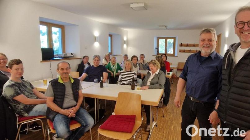Kirchenvorsteher Hans Winderl (rechts) begrüßt Pfarrer Stefan Drechsler (daneben) als Referenten des Wackersdorf-Treffs. Zum ersten Mal seit Jahren hat diese Zusammenkunft wieder stattgefunden. Bild: Thomas Dobler
