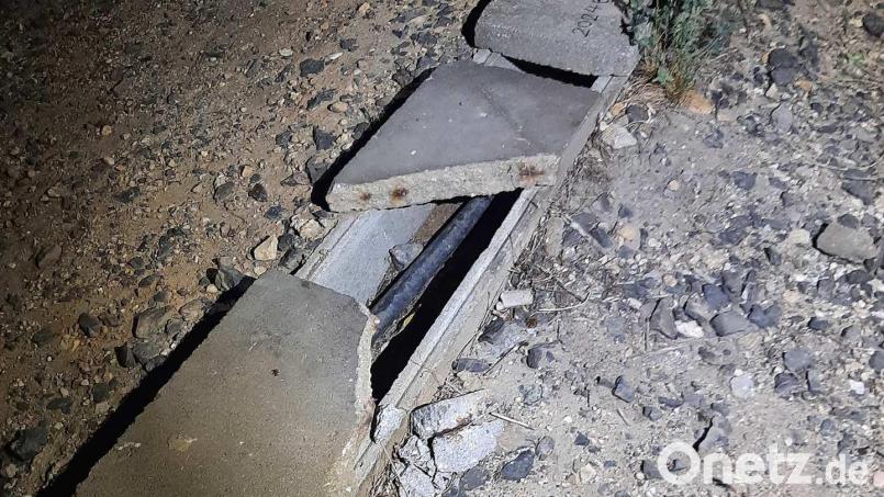 Der unbekannte Täter holte sich von dieser Kabelschachtabdeckung eine Betonplatte und legte diese auf die Gleise. Bild Bundespolizei