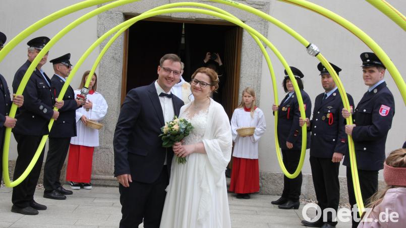 Verena Michl und Jonas Stuiber beim Verlassen der Konnersreuther Pfarrkirche. Bild: kro
