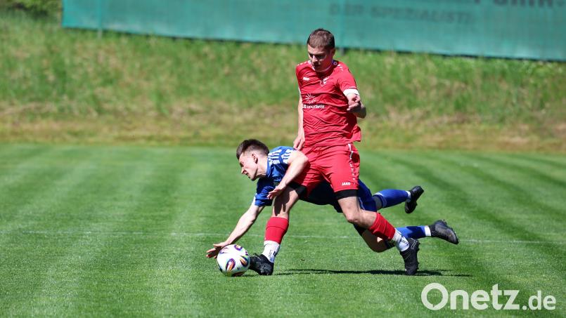 Julian Deubzer (rot) von der DJK Irchenrieth und seine Teamkollegen müssen nach einer schweren Saison in der Relegation ran. Bild: jäd