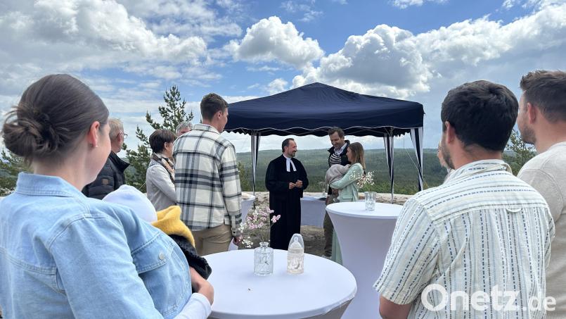 Zum ersten Mal wird am Gipfelkreuz auf dem Monte Kaolino ein Kind getauft. Bild: hdk