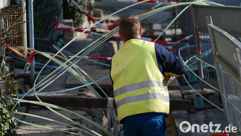 Ein Strommonteur bei der Arbeit Symbolbild: Arne Dedert/dpa