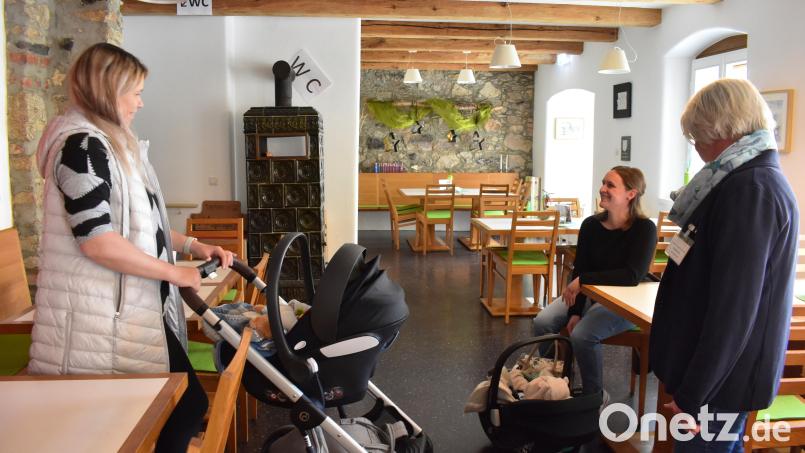 Junge Mütter treffen sich am ersten Montag im Monat im Mehrgenerationenhaus in Mitterteich zum Vortrag &quot;Von der Milch zum Brei&quot; mit Ökotrophologin Angelika Meindl. In dem Treffpunkt am Kirchplatz soll es künftig noch mehr Angebote für Familien und Eltern geben. Bild: lue