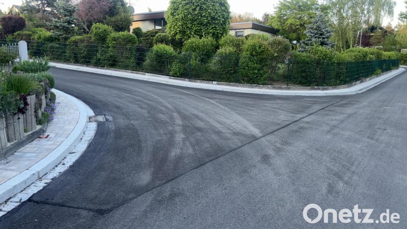 Nach Abschluss der Straßenbauarbeiten bietet die Kolpingstraße wieder ein schmuckes Bild. Bild: ge