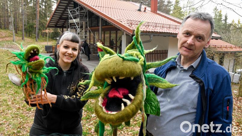 Die Freilichtbühne am Buchberg probt "Der kleine Horrorladen" auf dem Buchberg. Die beiden kleinen "Audreys II", aus Filz, hat Franzi Bauer (links) schon fertig. Markus Nagler (rechts) tüftelt derweil daheim noch daran, der XXL-Version aus Holz mit Verkleidung fressen und gehen beizubringen: Bild: Petra Hartl
