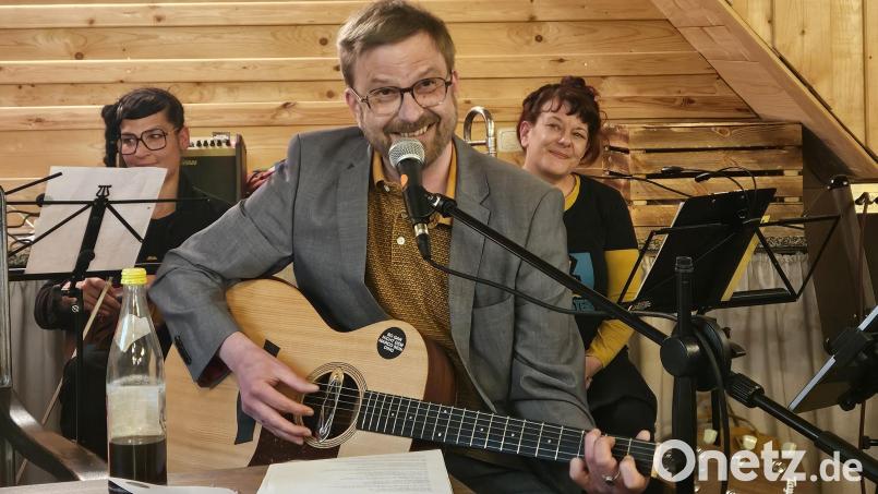 Santtu Weniger brachte bei der Lesung zum Jubiläum der Marktbücherei Floß dem Publikum auch Finnisch bei. Bild: Manuela Watzl