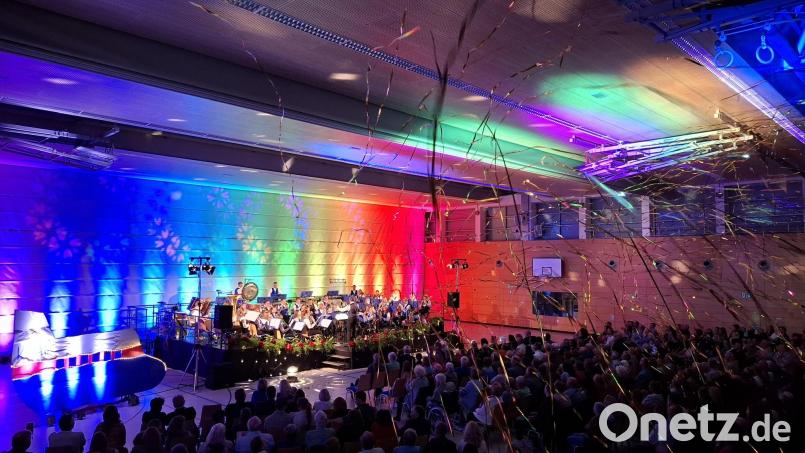 Zum Abschluss gab es bei "Coldplay in Symphony" noch eine Überraschung: Goldenes Konfetti. Bild: Marco Bößl