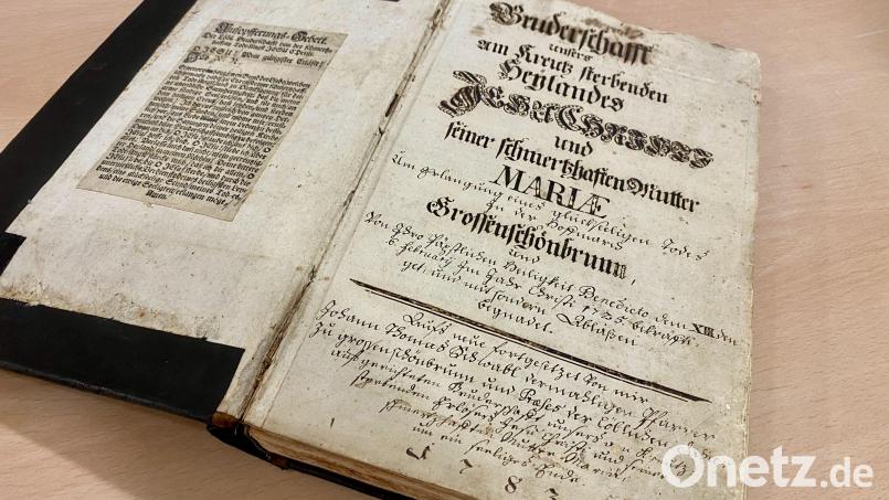 Das originale Stammbuch der Bruderschaft aus dem Jahr 1725 wird im Tresor der Pfarrei Großschönbrunn verwahrt. Bild: upl