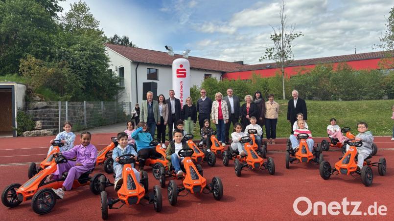 Mit den Kindern freuten sich von links:
Gernot Schötz, Sonja Kalb, Schulamtsdirektor Gerald Haas, Kathrin Schmidt, Thomas Pickel, Petra Ligensa, Hans-Martin Schertl, Barbara Streit, Bianca Behrisch-Chappell, Jutta Gebhardt und Dr. Hermann König. Bild: Kathrin Schmidt