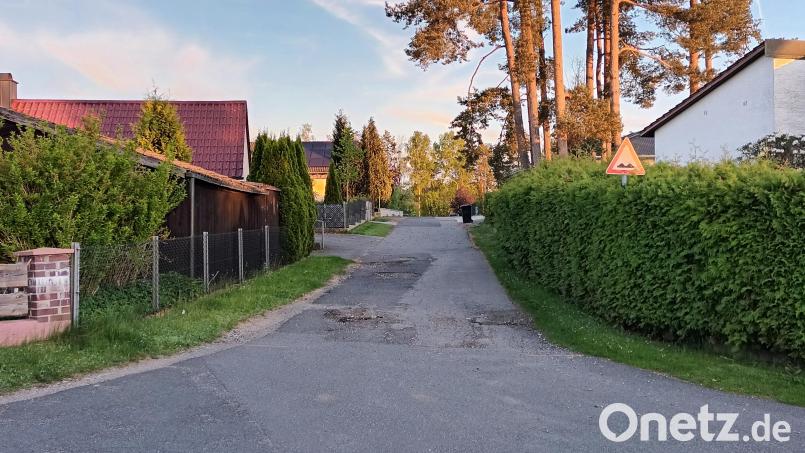 Viele Investitionen plant die Gemeinde Schwarzenbach für dieses Jahr. Dazu zählt auch die Reparatur des Föhrenwegs, dessen Zustand die Gemeindeverantwortlichen als streckenweise &quot;katastrophal&quot; einschätzen. Bild: bjp