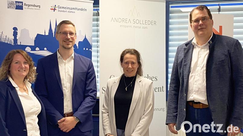 Die Referenten beim Businessfrühstücks: (von links) Katrin Inhofer, die Weiterbildungsinitiatorin am BBZ, Josef Ebnet als Vertreter der IHK Regensburg und Kelheim), Andrea Solleder, Wirtschaftspsychologin und Resilienztrainerin sowie BBZ-Betriebsleiter Michael Mändl. Bild: Katrin Inhofer/exb