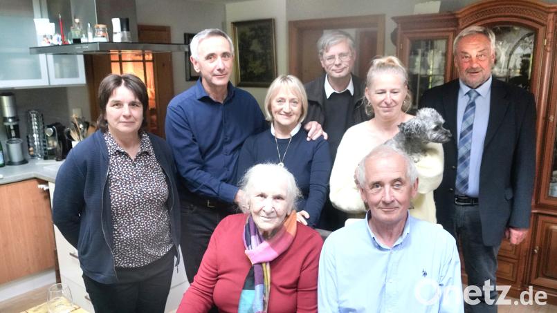 Rozalia Czembor (vorne Mitte) feiert mit ihren beiden Söhnen Marian (vorne sitzend) und Janusz (Zweiter von links) sowie weiteren Gästen ihren 95. Geburtstag. Bild: fvo