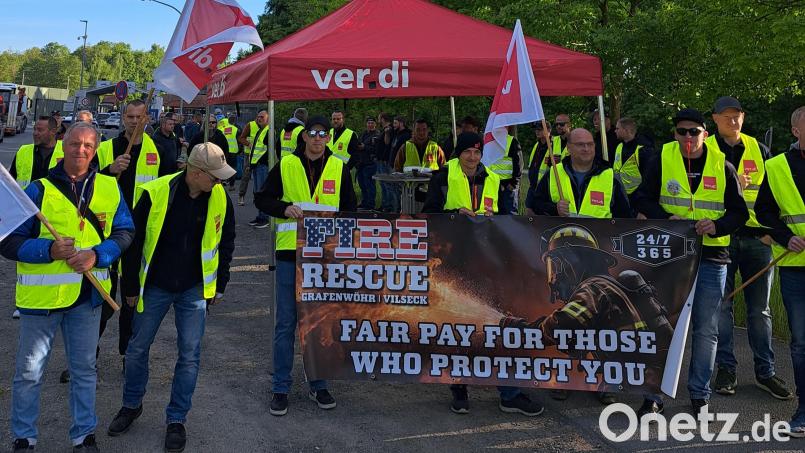 Knapp 100 Zivilbeschäftigte der US-Streitkräfte beteiligten sich am Dienstag an einer Kundgebung vor der Wache in Vilseck. Bild: Kathrin Birner