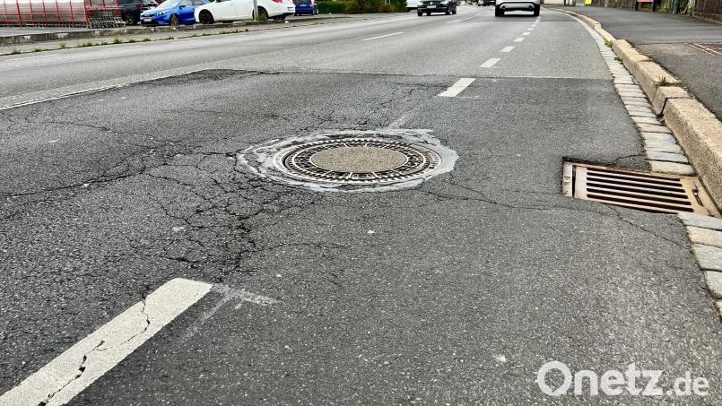 Die Straßenschäden in der Regensburger Straße sind nicht mehr zu übersehen. Die Fahrbahn zwischen dem Kreisverkehr bei der Polizei und dem Hagebaumarkt will die Stadt Weiden in den Sommermonaten sanieren. Bild: Gabi Schönberger