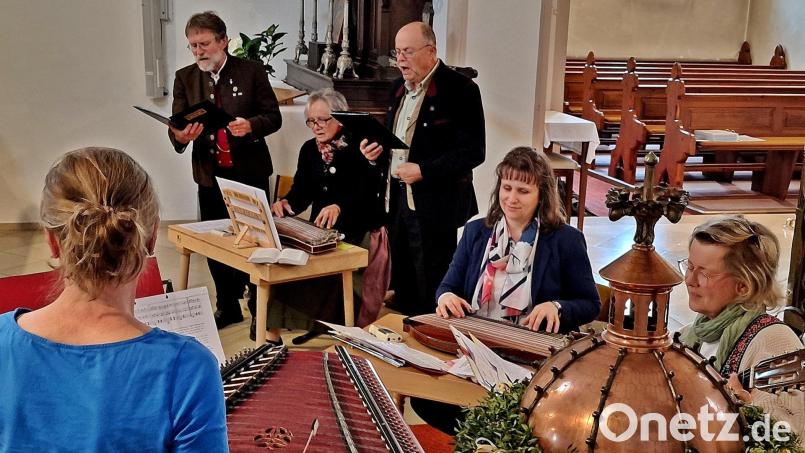 Beim Mariensingen in der St. Marienkirche in Rothenstadt gaben „Sie und de Zwoa“ und der „Erbendorfer Zitherclub“ ein gefühlvolles Konzert. Bild: Reinhard Kreuzer