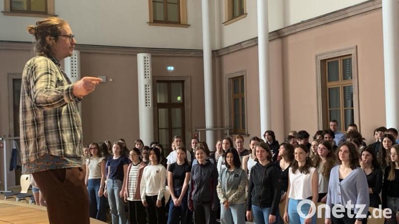 Chorleiter und Arrangeur Andreas Kuch (Viva Voce) beim Workshop mit den rund 150 Sängerinnen und Sängern der vier beteiligten Schulchöre. Bild: Michaela Treese/MRG