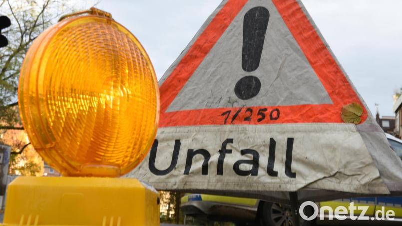 Bei einem Unfall bei Ravensburg ist ein Sportwagen komplett ausgebrannt. Symbolbild: Patrick Seeger/dpa