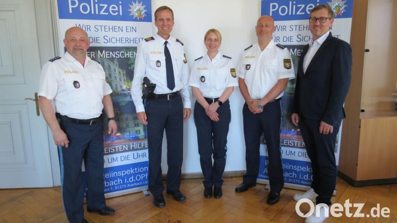 Die Polizei Auerbach freut sich über Unterstützung. Von links nach rechts: Polizeihauptkommissar Manfred Plößner, Vizepräsident Robert Fuchs, Stellvertretende Leiterin Nicole Götz, Stellvertretender Leiter HolgerJodlbauer und Personalrat Wolfgang Bayerl. Bild: PI Auerbach