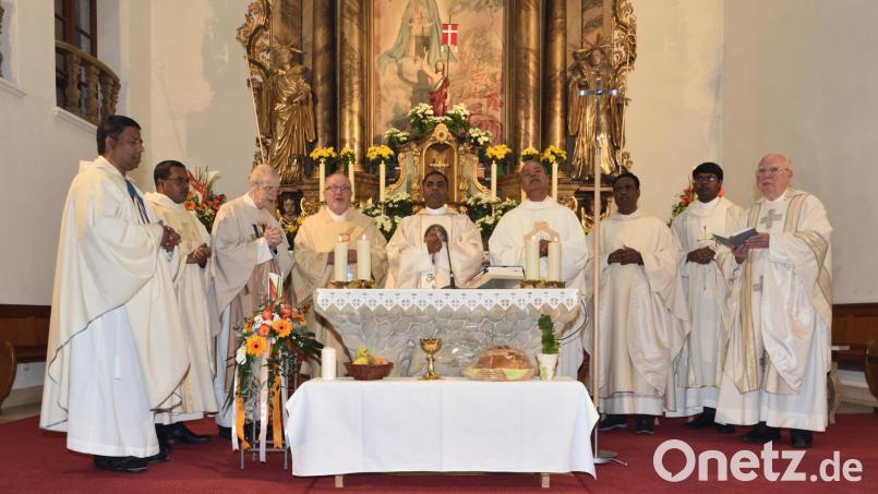 Acht Mitzelebranten gab es beim Festgottesdienst für Pfarrer Julius Johnrose (Mitte). Rechts neben ihm steht sein jahrelanger Wegbegleiter, Antony Soosai, mit dabei war auch Ruhestandspfarrer Hans Riedl (Dritter von links). Bild: Helmut Greger