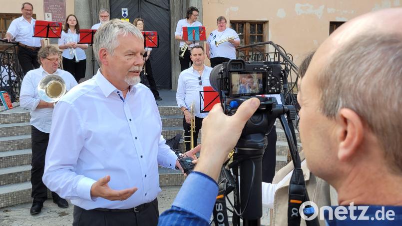 Auch lokale Medien filmten einen der Auftritte des Ensembles aus 17 evangelischen Posaunenchören Bayerns in der Ukraine. Chorleiter Michael Kurzmann gab ein Interview zu der musikalischen Exkursion der Blasmusiker. Mit dabei waren auch Bläser vom Posaunenchor Wirbenz-Kemnath-Immenreuth. Bild: Susanne Kropf