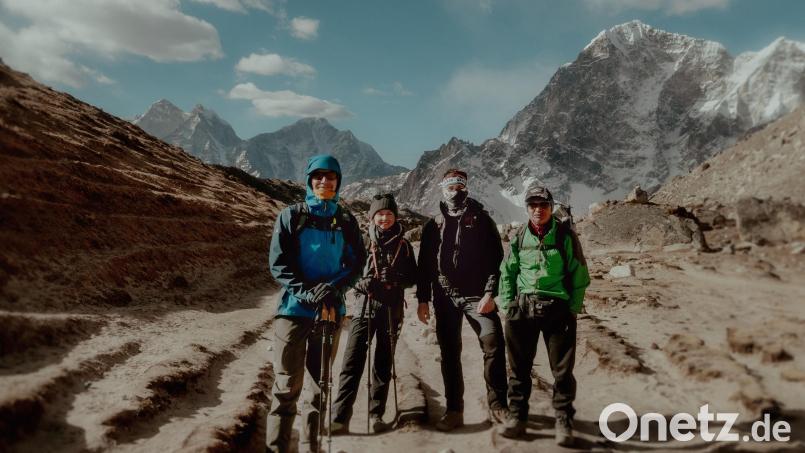 Spektakuläre Natur, maximale Abgeschiedenheit und einmalige Erlebnisse (von links): Hubert Heinl, Sophia Sporer und Daniel Rüger mit dem nepalesischen Bergführer Iswor beim Aufstieg zum Mt.-Everest-Basislager. Gute Ausrüstung und viel Ausdauer sind Pflicht. Bild: Heinke Scheel