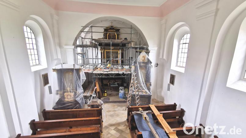 Endspurt bei der Innensanierung der Gaisthaler Kirche: Das Gestühl muss noch festgeschraubt, die Altäre ausgepackt und die Figuren platziert werden. Bild: Portner