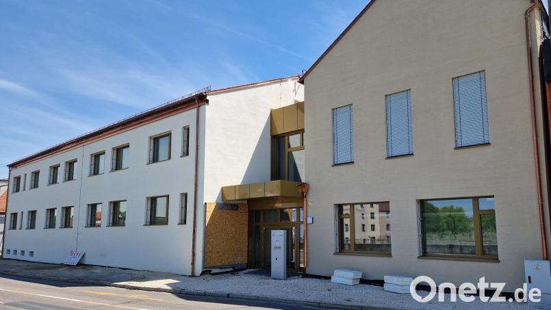 Die Landesbehörde &quot;Zentrum Bayern Familie und Soziales&quot; hat ihren Fachbereich Bayerisches Landesjugendamt um den Dienstort Schwandorf als Landesjugendamt Nord erweitert. Drei Jahre wurde an dem modernen Gebäude an der Fronberger Straße gearbeitet. Es besteht aus zwei Bauteilen: links die Büros, rechts die Besprechungsräume. Bild: Thomas Dobler
