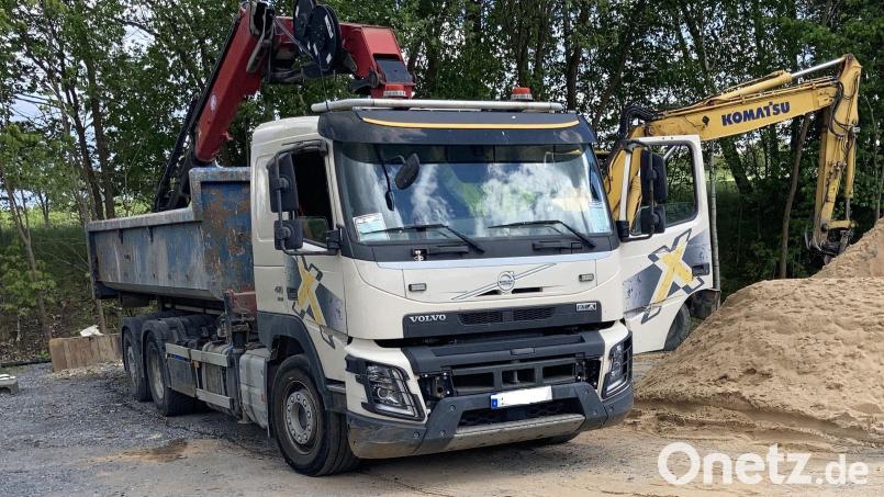 Ein Lastwagen mit Kranaufbau hat in Schwarzenbach/Saale eine Bahnunterführung beschädigt. Danach musste hier vorübergehend der Zugverkehr eingestellt werden. Bild: Polizeiinspektion Rehau