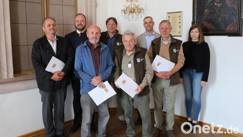 Landrat Andreas Meier (zweiter von links) würdigte Personen, die sich bereits seit Jahrzehnten im Naturschutz engagieren. Bild: Landratsamt Neustadt a.d.Waldnaab / Marcel Weidner