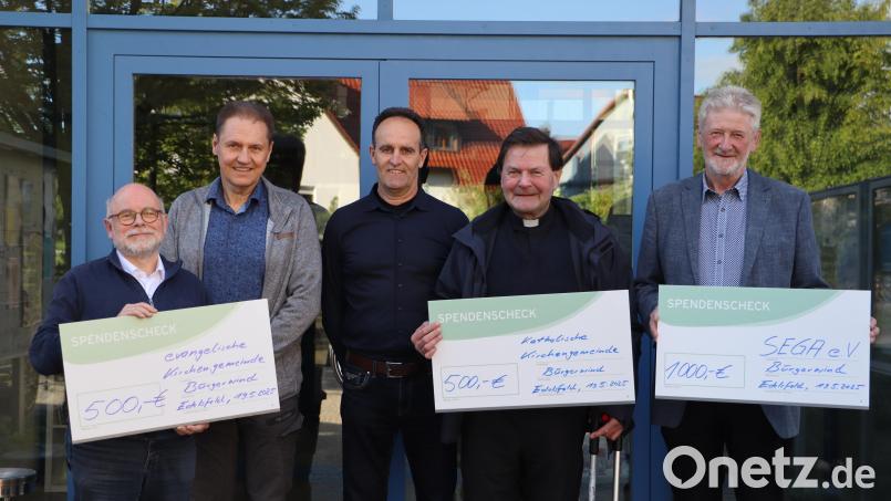 Bei der Spendenübergabe: Pfarrer Matthias Ahnert, Beiratsvorsitzender Thomas Brandt, Bürgermeister Hans-Jürgen Strehl, Pfarrer Hans Zeltsberger und Georg Pilhofer von SEGA. Bild: Rudi Gruber